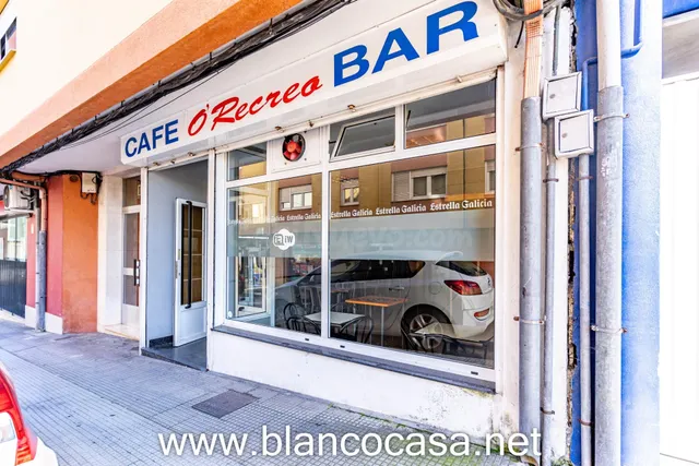 ¡Bar al lado del centro de Carballo: Ideal para Emprender po
