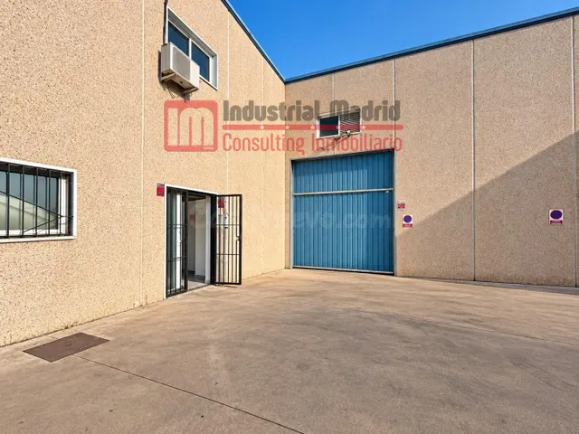 Nave industrial con gran altura, oficinas y excelentes calid