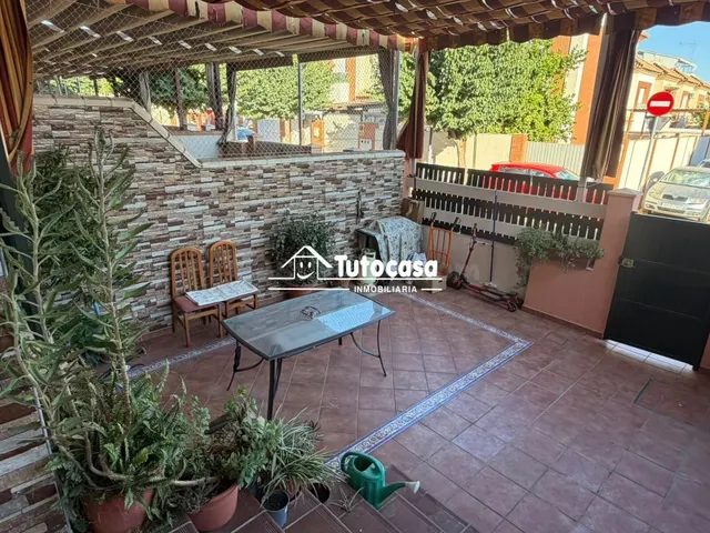 Chalet adosado de 3 dormitorios con dos patios, garaje doble