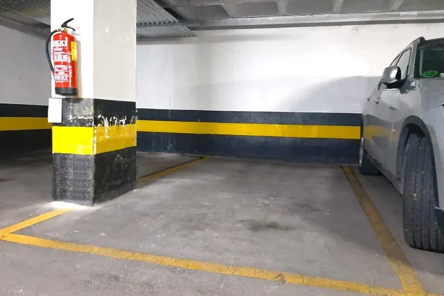 Plaza de Garaje con acceso directo desde ascensor en Avenida de Burgos. — 2