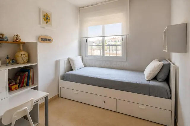 Piso luminoso con terraza y piscina comunitaria en La Ràpita - foto 4