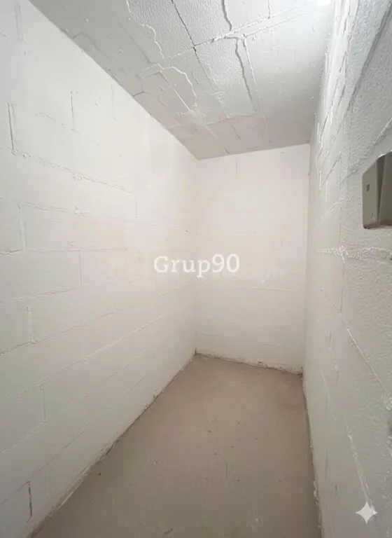 En venta amplia plaza de parking con trastero en Av. Garrigues — 5