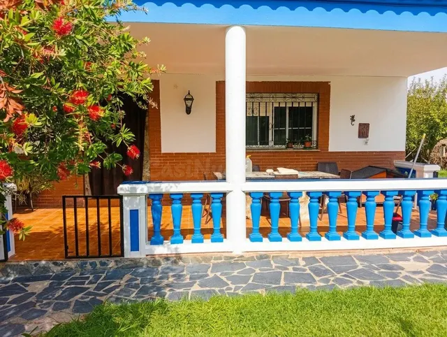 Chalet con piscina, bungalow y 2.500 m2 de parcela en Urbani - foto 2