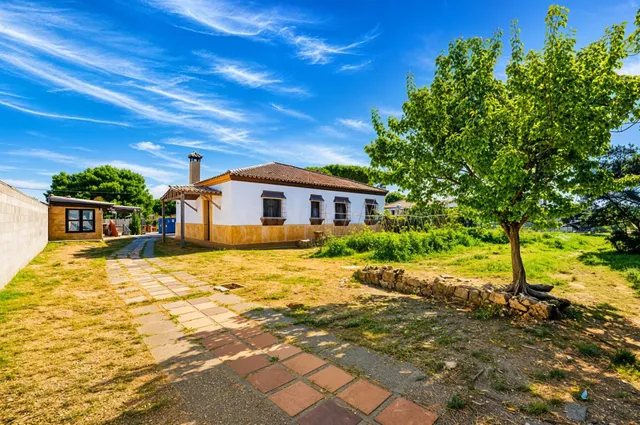 Amplia propiedad con vivienda principal y apartamento indepe - foto 2