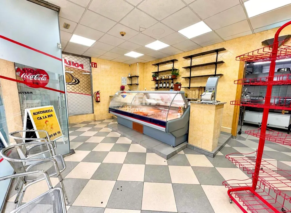 Oportunidad Única: Local comercial. Rostisseria equipada en Venta en Flaçà, Girona. A un paso de la Estación de Tren.