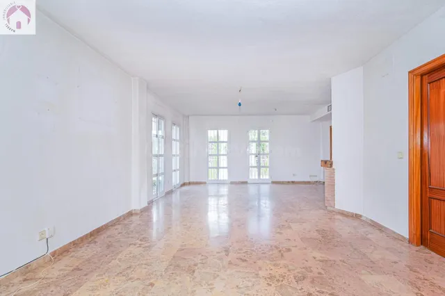 Chalet independiente en esquina en una zona muy buena de Hué - foto 5