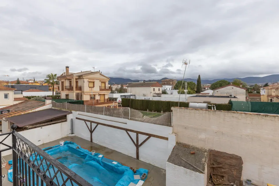 MAGNIFICA UNIFAMILIAR ADOSADA DE 4 PLANTAS EN LOMA LINDA CON PISCINA COMUNITARIA