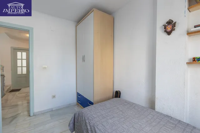 Casa independiente con piscina en La Zubia. — 14