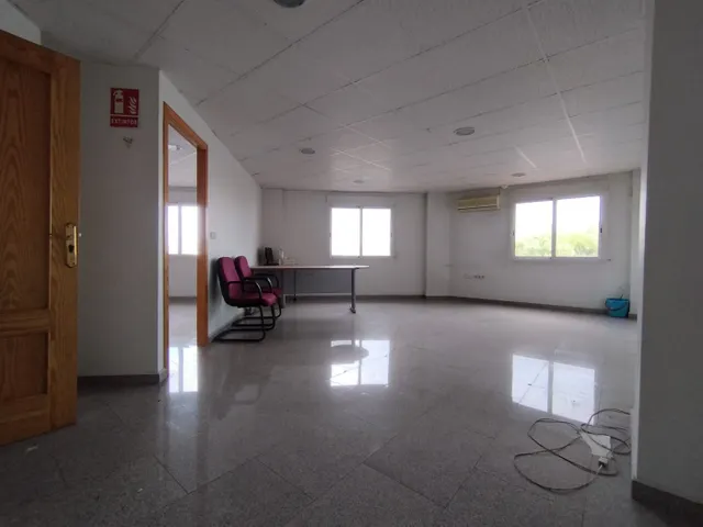 ENTRESUELO PARA OFICINAS JUNTO CENTRO COMERCIAL VEGA PLAZA — 32