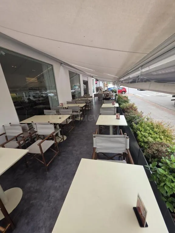 Se traspasa exclusiva cafetería/heladería /brunch con obrado