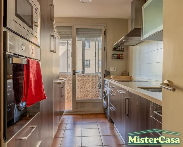 EXCLUSIVA. Piso zona sur VPO . 3 dormitorios , 2 baños , terraza . Plaza de garaje y trastero . — 11