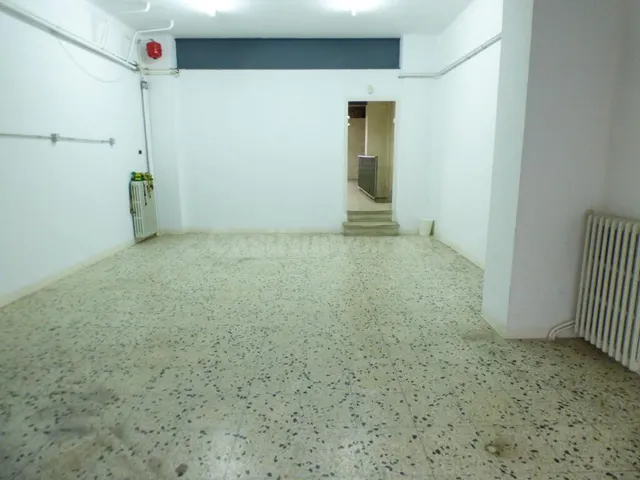 Local comercial con entrada de vehículos en alquiler en Manr - foto 2