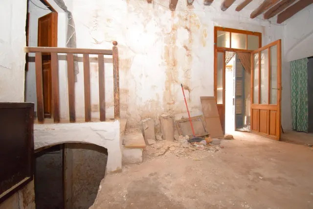 Casa para reformar con garaje en el centro de Muro - foto 2