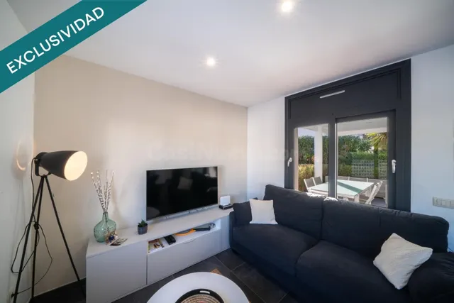 Casa moderna con cuatro habitaciones, piscina y garaje - foto 5