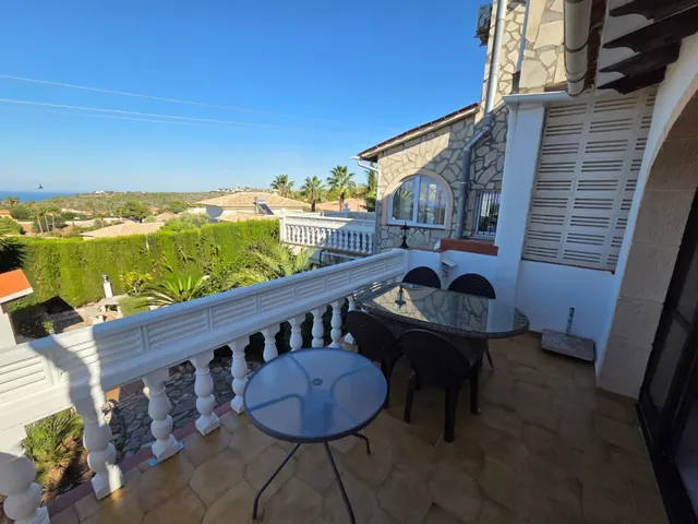 Chalet con 3 viviendas independientes, piscina privada cubierta y vistas al mar — 17
