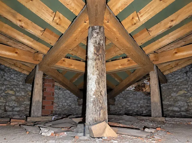 CASA LLENA DE POSIBILIDADES A UN PASO DEL MAR.- — 14
