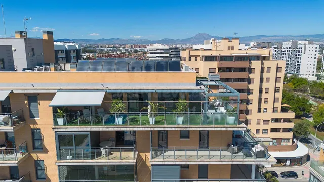 Exclusivo Ático en PAU 5: Vistas al Mediterráneo y vida de l - foto 2