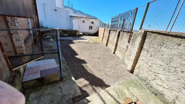 CASA EN VENTA CON COCHERA — 17