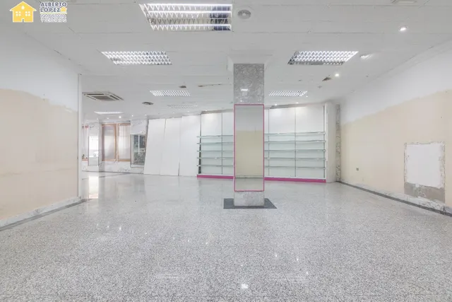 Local de 200 metros en venta en el centro de El Altet. — 17
