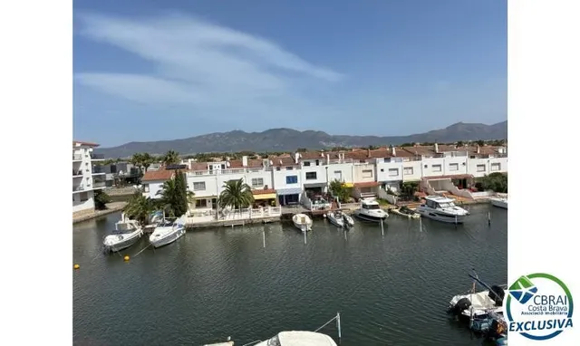 Bonito y moderno piso con vistas al canal y amarre de 2,5 x 5 m en Port Emporda, cerca de la playa y del centro de Empur — 4