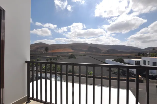 Casa semiadosada en esquina con vistas a los volcanes en Yaiza — 22