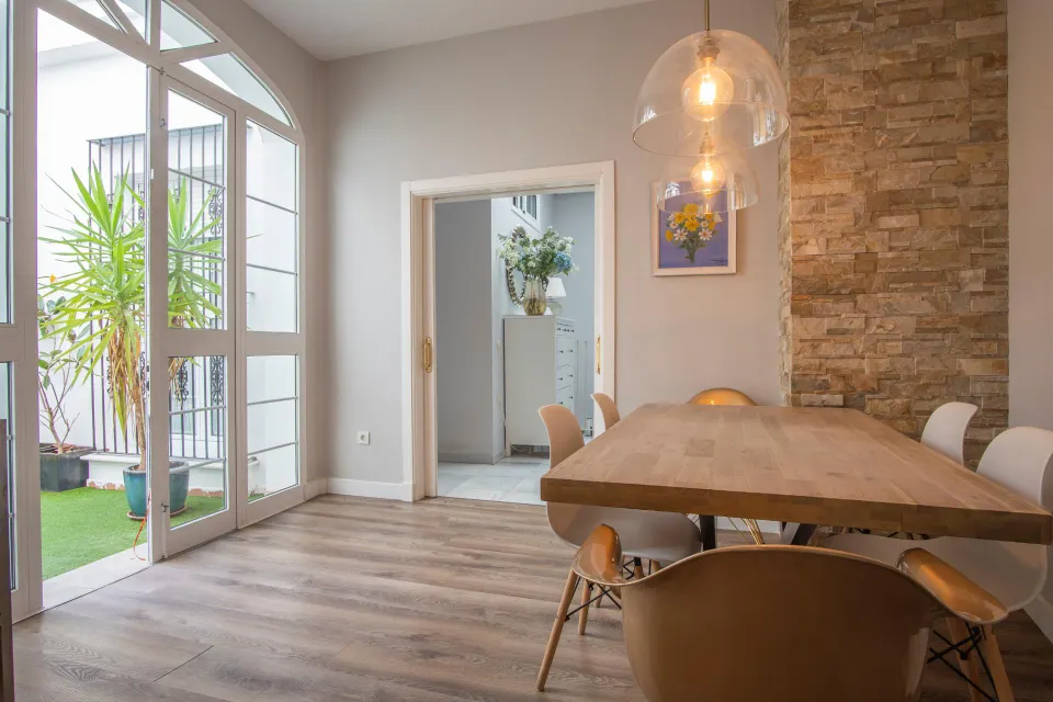 Espaciosa casa con encanto en el centro: elegancia, azotea y sótano en calle Murillo ✨