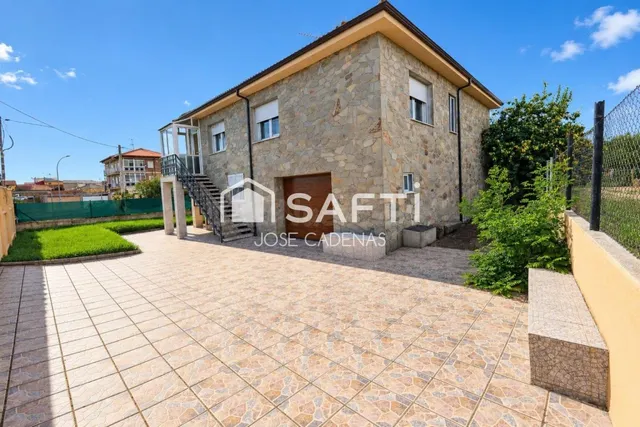 Casa de piedra con finca de más de 2.200 m² a 2 minutos de A