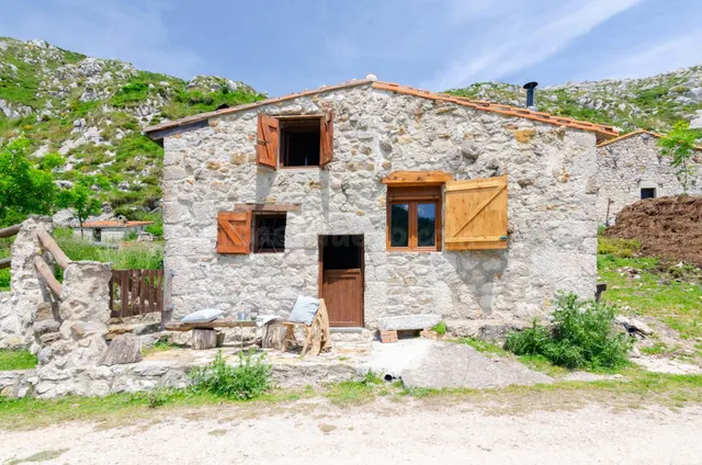 CABAÑA DE PIEDRA EN EL CORAZÓN DE LOS PICOS DE EUROPA