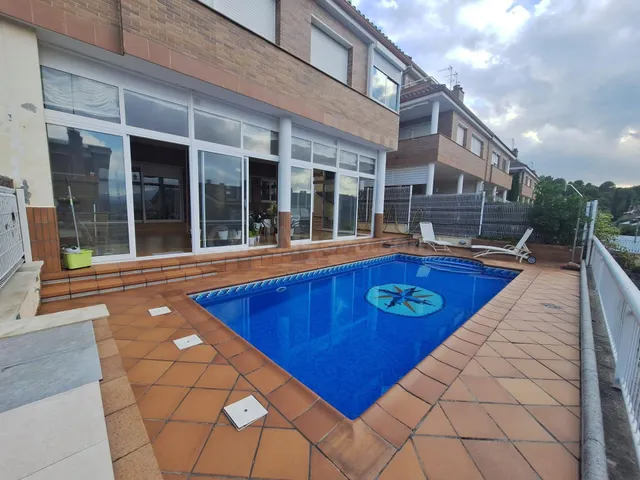 EXCLUSIVA CASA ADOSADA A TRES VIENTOS CON PISCINA PRIVADA EN