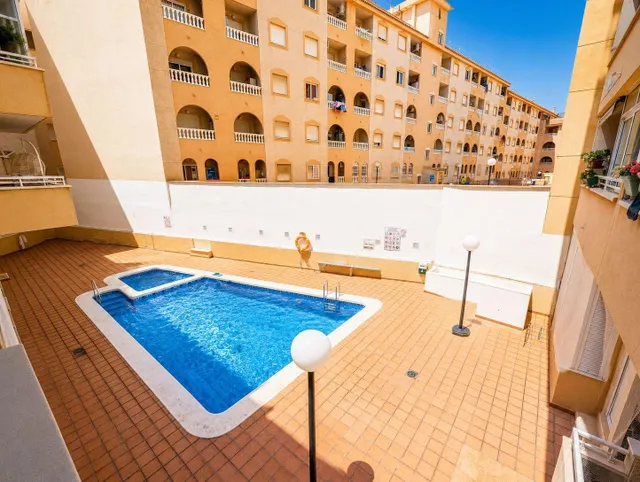 PLANTA BAJA CON ENTRADA INDEPENDIENTE, 2 DORMITORIOS, 2 BAÑOS, TERRAZA Y PISCINA EN EL CENTRO DE TORREVIEJA — 17