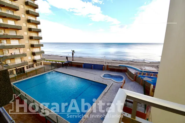 Vistas al mar en primera línea y terraza en este luminoso apartamento exterior en la playa del Mareny Blau — 11