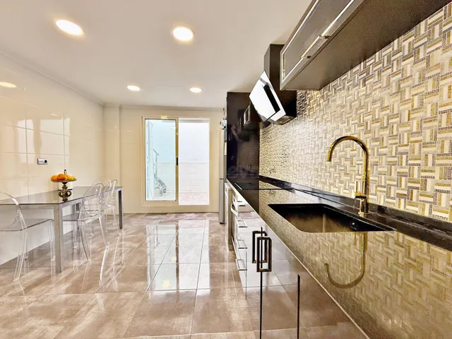 Casa en venta en Torrent – 4 habitaciones, patio, terraza y  - foto 4