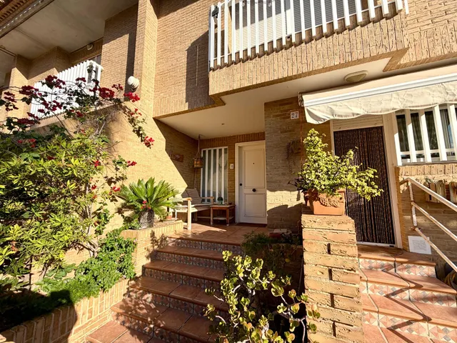 Chalet adosado esquinero con jardín privado, terrazas y garaje doble en La Patacona — 48