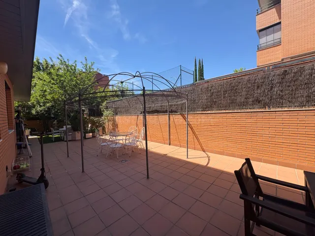 Magnífico Bajo con Jardín Privado Piscina y Pádel - foto 3