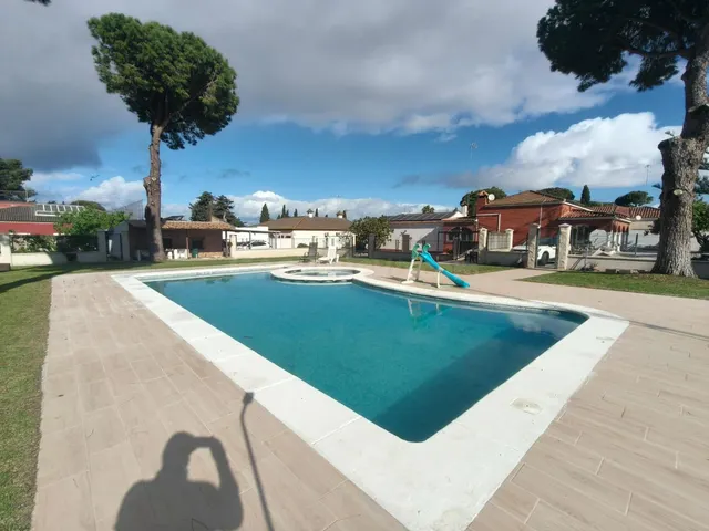 SE VENDE CHALET ADOSADO EN CHICLANA, ZONA PINAR DE LOS FRANC - foto 2