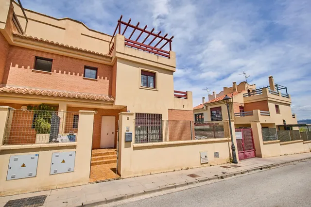 Maravillosa Casa Pareada en Loma Linda con 6 habitaciones y 