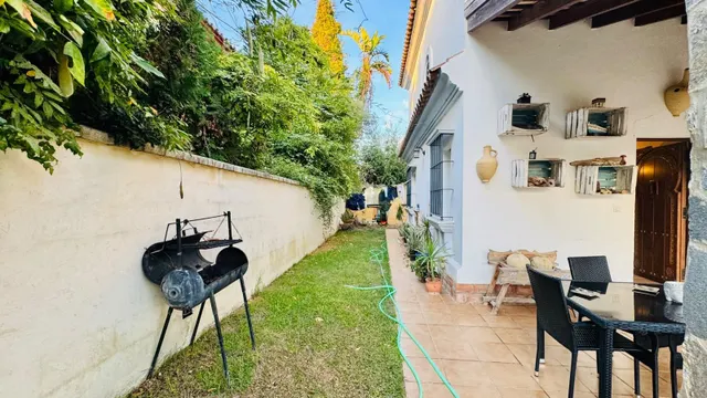 Chalet independiente con piscina, jardín y aparcamiento privado — 7