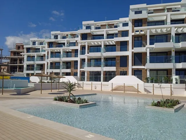 PRECIOSA VIVIENDA FRENTE AL MAR CON URBANIZACIÓN - foto 2