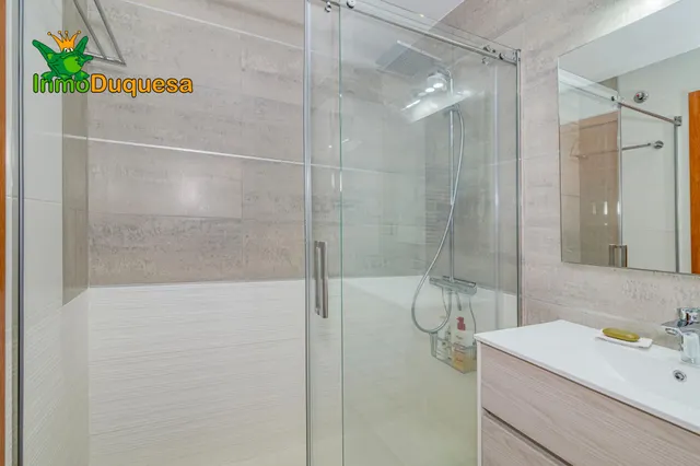 Ático duplex con terraza de 61 m2, plaza de aparcamiento, trastero, piscina comunitaria, padel - PTS. — 8