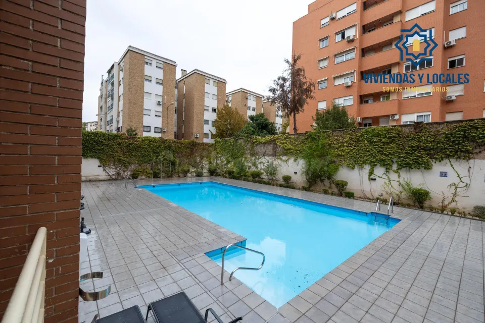 Piso de dos dormitorios en Sanders, en urbanización privada con piscina, pistas de padel, plaza de garaje y trastero