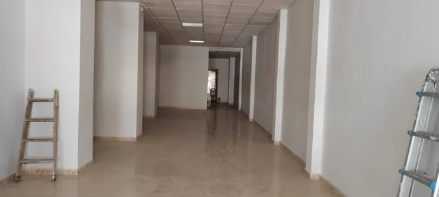 SE VENDE LOCAL CENTRICO , JUNTO TRAFICO Y DIPUTACION — 10
