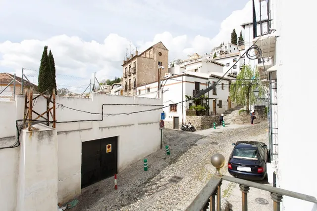 Albayzin bajo zona. piso 3 dormitorios. 2 baños. salón. cocina. calefacción. luminoso. — 24
