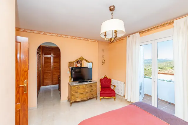 CHALET INDEPENDIENTE CON PISCINA PRIVADA, JARDÍN Y GARAJE EN MONACHIL — 48