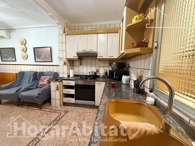 ¡En buena zona! Casa amplia y luminosa con gran terraza y balcón — 10