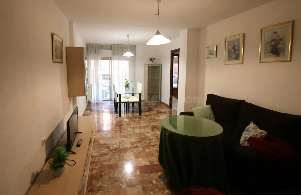 Traumatología (zona). Piso amueblado. 4 dormitorios .2 baños. Estudiantes. Calefacción central