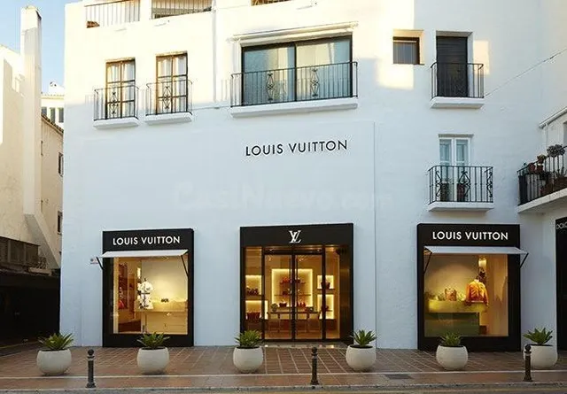 Espectacular Local Comercial en Puerto Banús con una Ubicaci - foto 4