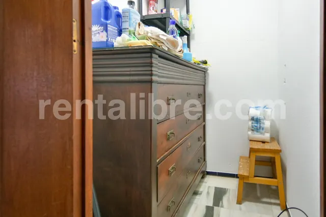 SE ALQUILA CASA CON PATIO – 3 DORMITORIOS – 1.100 €/MES — 13