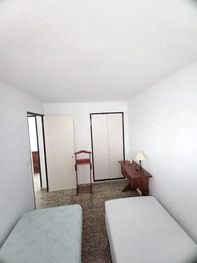 Amplio Piso en Benalmádena con Vistas y Excelentes Amenidades — 8