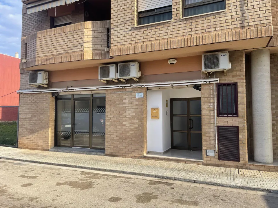 LOCAL COMERCIAL A ROQUETES DE 195m2
