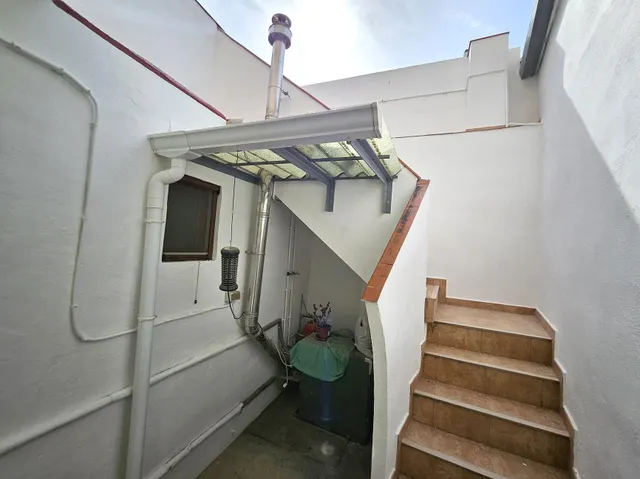Se vende casa en casco antiguo de Oropesa, detrás del ayuntamiento. Casa con fachada a 3 calles — 35